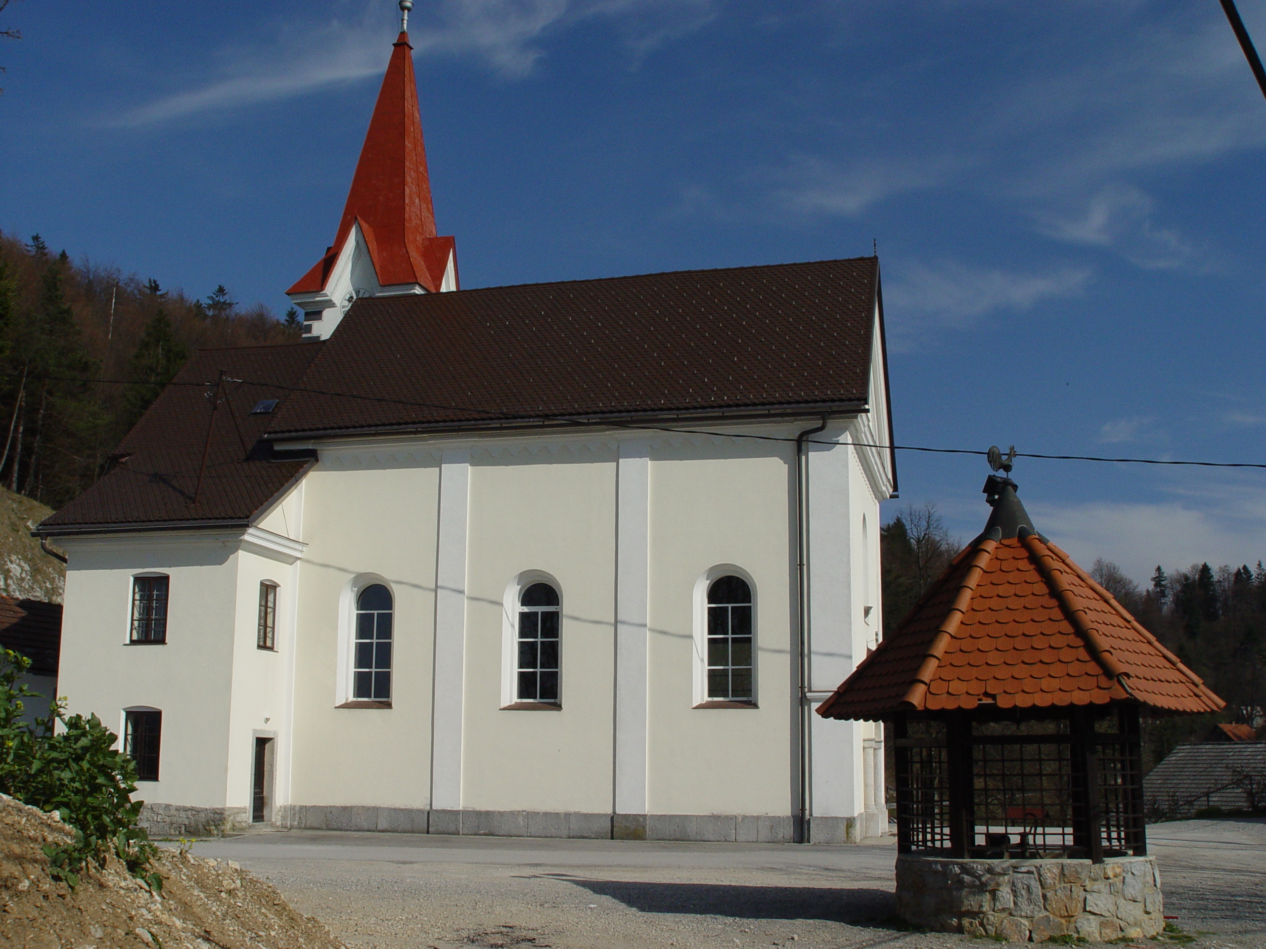 Cerkev in vodnjak.