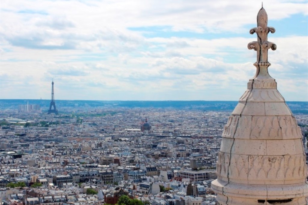 Pogled iz Sacre Coeur proti Eifflovemu stolpu.